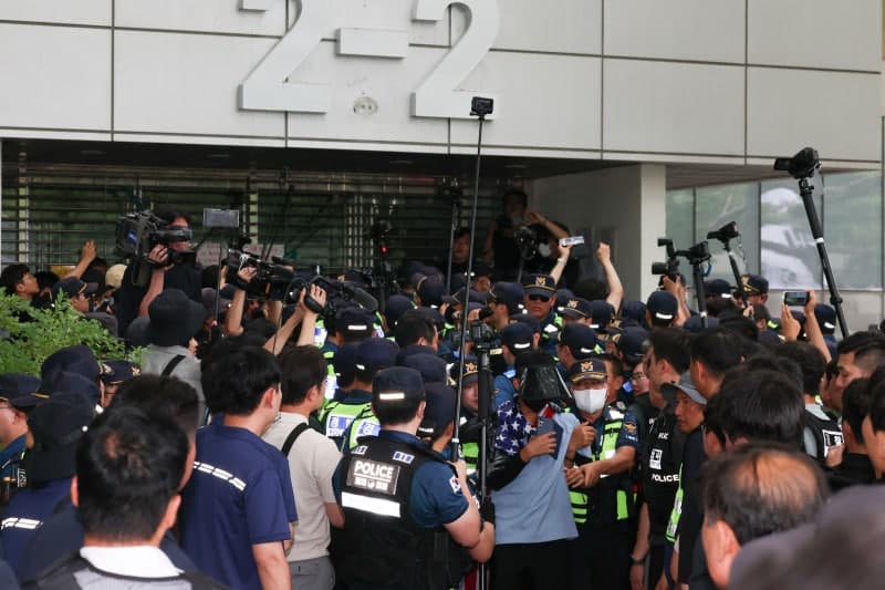 국조특위 잠실 개표소 방문 중 경찰 폭행한 60대 남성 체포