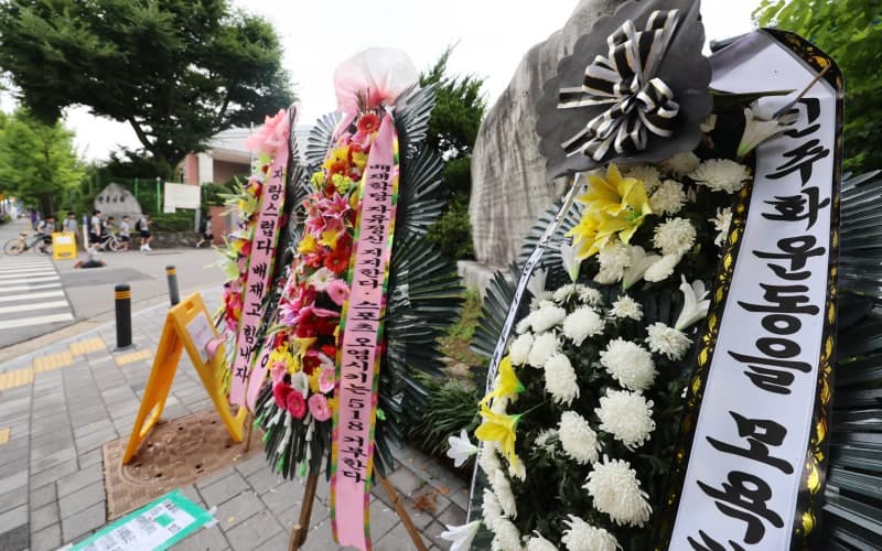 "근조화환 발로 찼다" 주장…'5·18 비하 논란' 배재고, 정문 앞 '화환 전쟁' 재점화