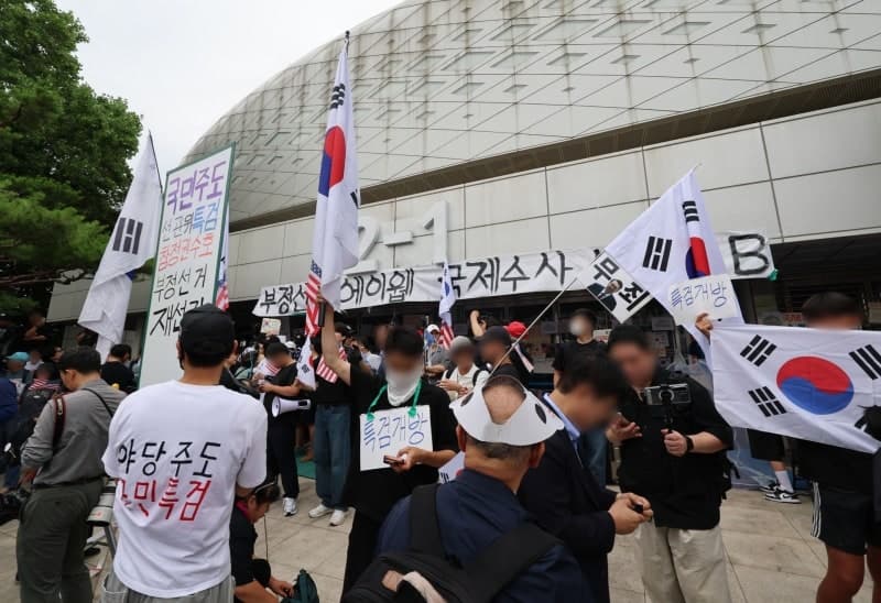 국조특위, 잠실 개표소 진입…봉쇄 시위 27일 만에 서류 등 점검