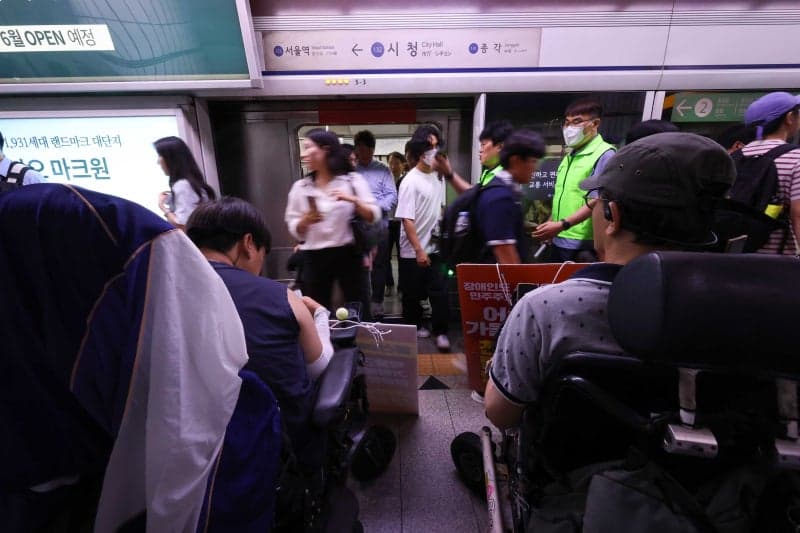 전장연, 6개월 만에 지하철 탑승 시위 재개…출근길 큰 혼선 없어