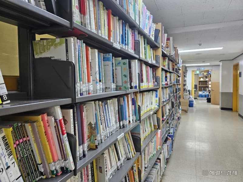 교육부, 초3·중1·고1 '독서교육 집중 학년' 지정…학생 독서량 5년 새 10권 '뚝'에 대응