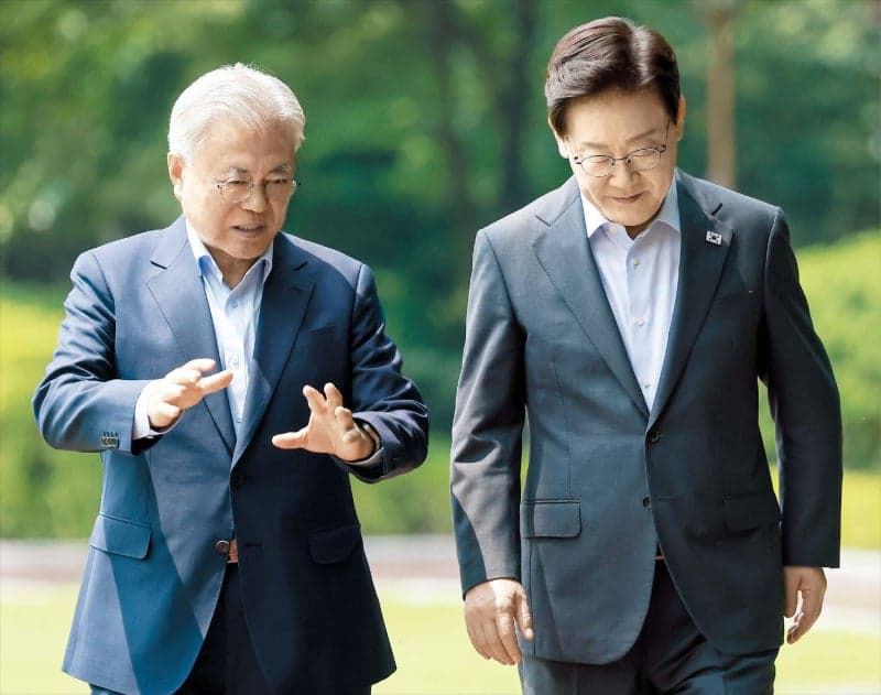 이재명·문재인 첫 회동, '민주진영 단합' 공감 속 '뭉쳐야' '넓혀야' 통합론 갈렸다