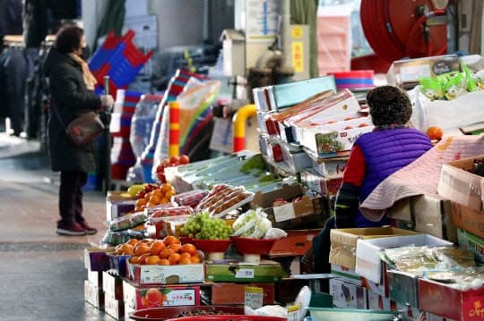 6월 물가 3.2%↑, 2년 반 만 최고…유가·먹거리 급등