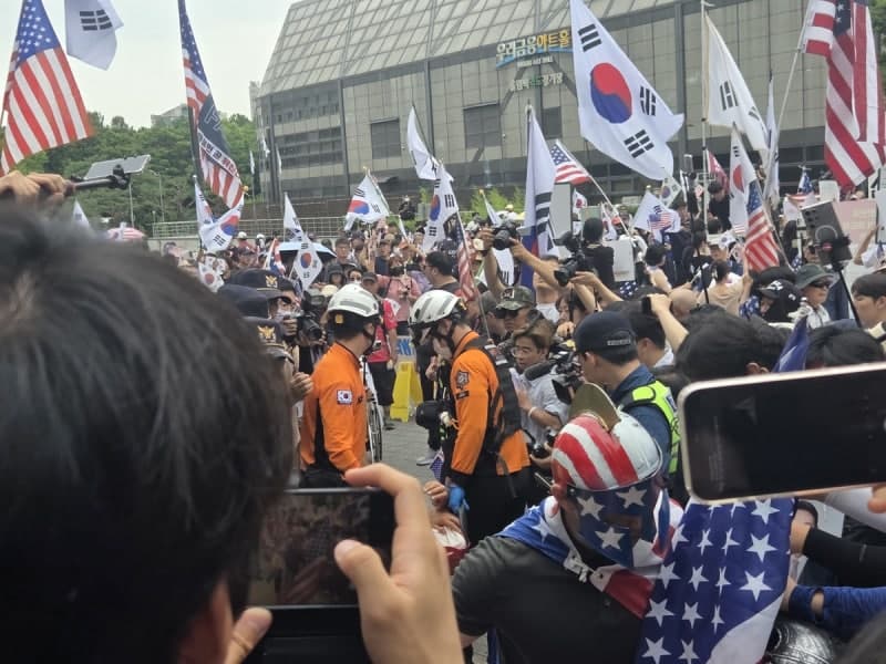 국조특위 현장조사 앞둔 잠실 개표소, 시위대 간 고성·몸싸움으로 '아수라장'