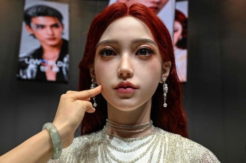 “아이돌 외모에 피부·혈관까지”…2억원 中 반려 로봇, 주문 1만3000대 돌파