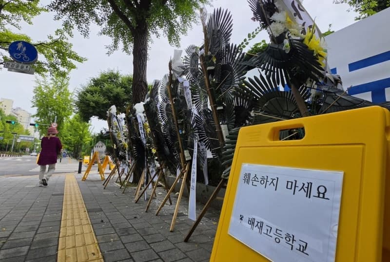 "스타벅스 가야지" 배재고, 6일 광주제일고 찾아 사과하고 5·18 묘지 참배…김대중·정근식 교육감도 동행
