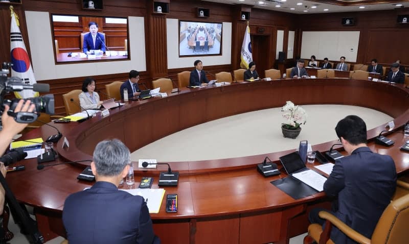 정부, 고환율 피해 중소·중견기업에 14.9조 긴급경영자금 지원…세금 납기 연장 및 보험료 할인