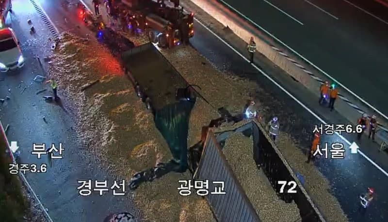 부산외곽순환고속도로 3중 추돌…4명 병원 이송, 한때 정체