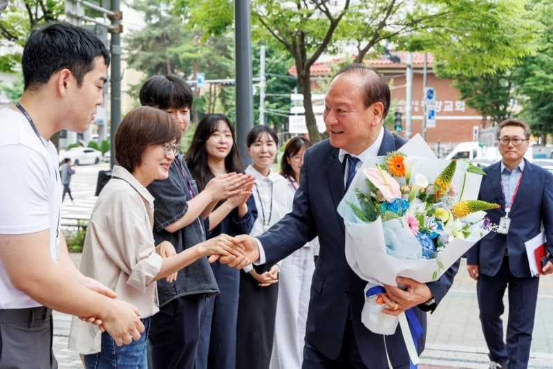 유동균 마포구청장, "쓴소리도 환영" 익명 자유게시판 부활…직원들 "숨통 트였다"