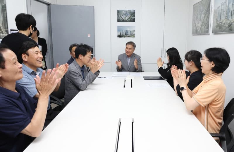 김현기 강남구청장, '재건축 대어' 은마아파트 찾아 사업시행인가 직접 전달