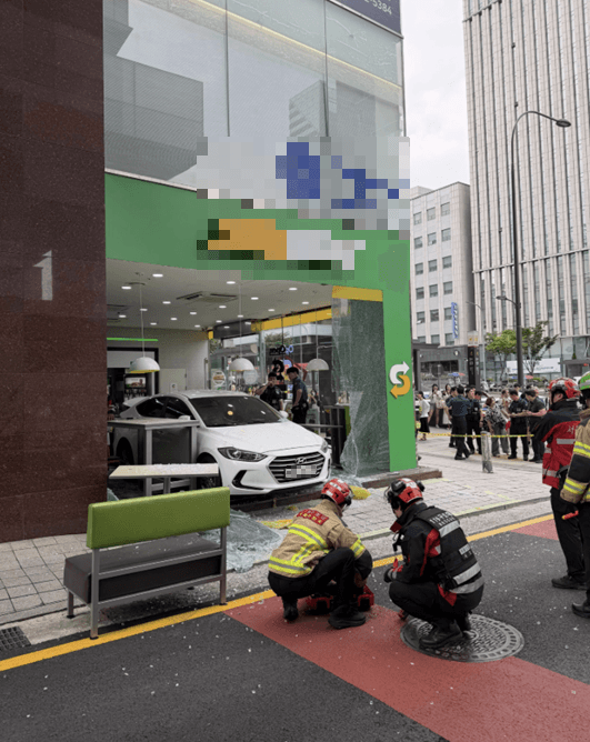 "차량이 건물로 돌진" 논현역 샌드위치 가게, 주차관리인 실수로 손님 5명 중경상