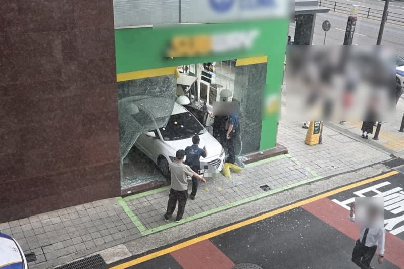 “갑자기 창문이 와르르”…논현역 인근 상가로 차량 돌진, 5명 부상