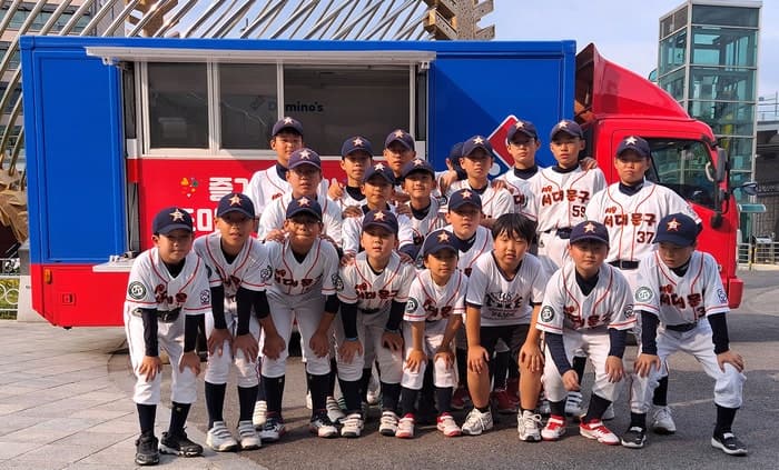 "피자처럼 뜨거운 야구 열기" 도미노피자, KBO 브랜드데이 성료…고객·유소년 야구단 초청
