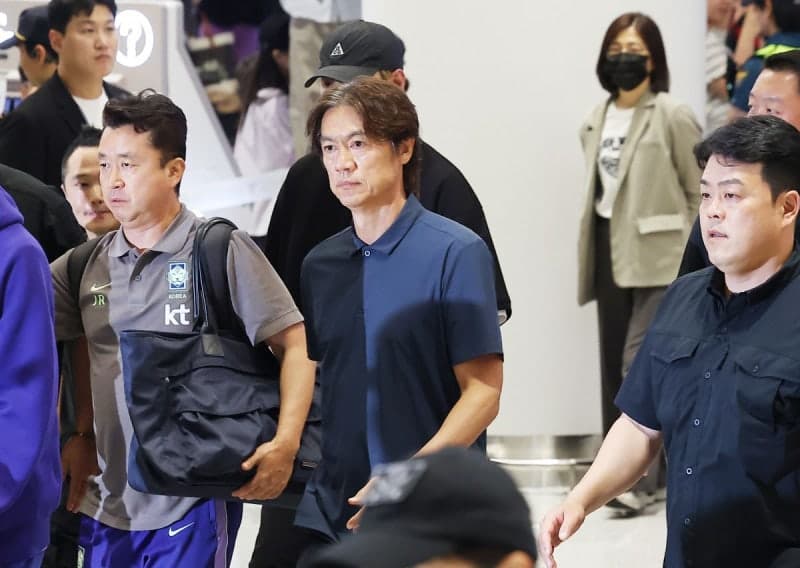 홍명보 전 감독, 美 LA 도착…취재진 피해 별도통로 이용한듯