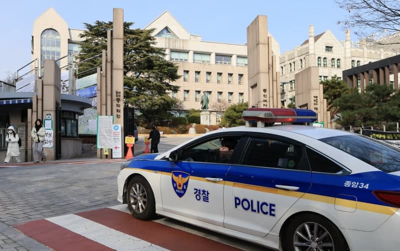 "도로에 사람 쓰러져 있다" 신고 출동 순찰차, 60대 여성 밟아 사망