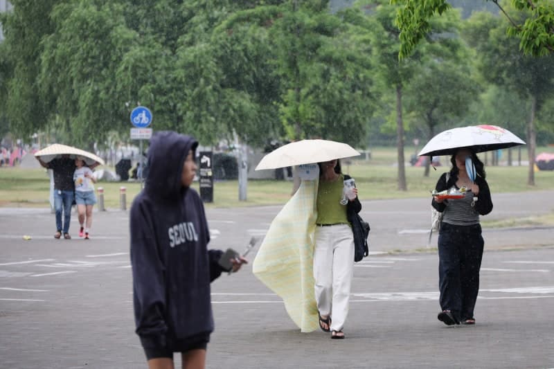 전국 소나기·장맛비 재개, 후텁지근 무더위 지속