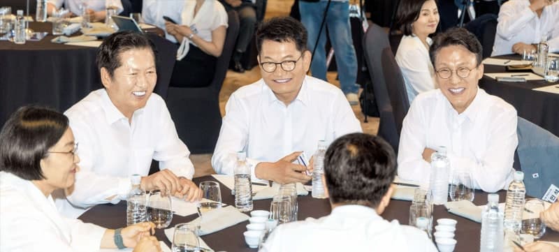 민주당 당권 주자 워크숍, 웃음 뒤 날 선 신경전