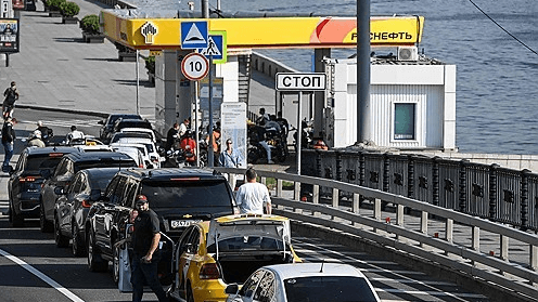 "주유소 앞 5km 줄 섰다"…우크라 폭격에 러시아 연료 대란 심화