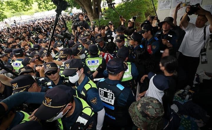 국조특위 현장조사 방해, 경찰 폭행 60대 남성 구속…"화장실 가려 했을 뿐" 혐의 부인