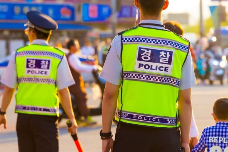 교제 폭력 피해 막으려던 경찰 폭행…하의 벗고 난동부린 50대 징역 2년