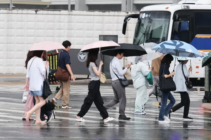 전국 장맛비 내리는 일요일…낮 최고 30도 무더위도 계속
