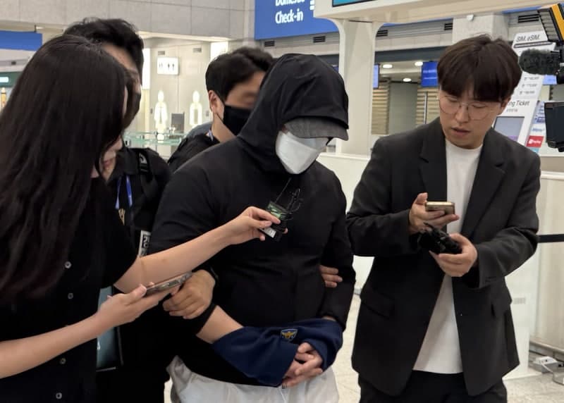 '5조3천억 원' 불법 도박사이트 총책 2명, 12년 도피 끝 UAE서 검거·국내 송환