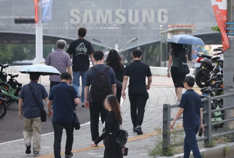 직장인 65%, "기업 초과이익 하청·비정규직과 나눠야"