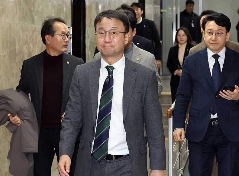선관위 투표용지 사태, 특검 추진 공방