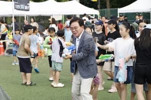 강서구, 우장산 축구장서 '그린 빛 페스타' 성황…물총놀이·레이저쇼에 인파 몰려