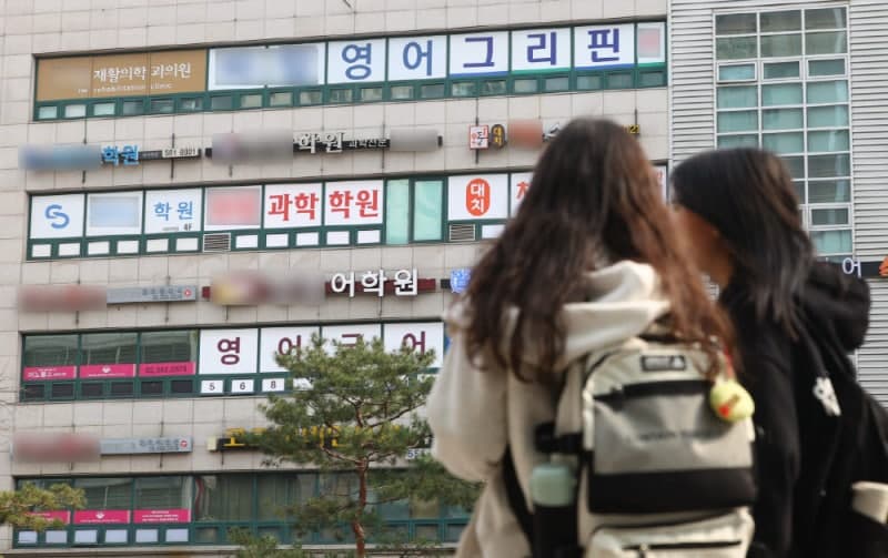 '영어 절대평가 8년' 사교육 줄인다더니 오히려 더 가파르게 늘었다