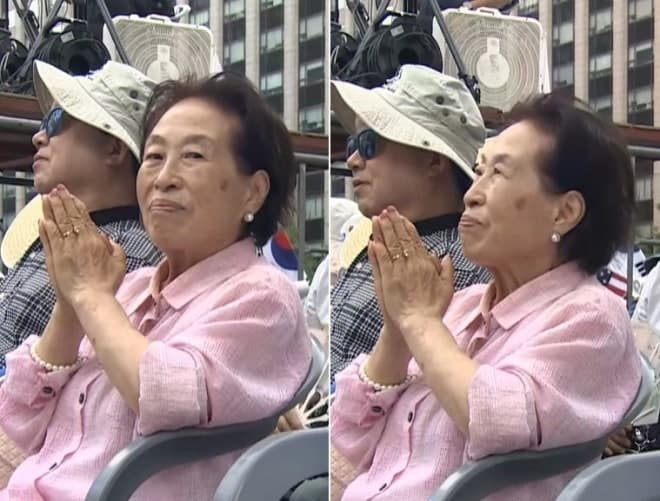 정청래 손 잡았던 전원주, 이번엔 '전한길 집회' 깜짝 등장…모스 탄 연설 경청
