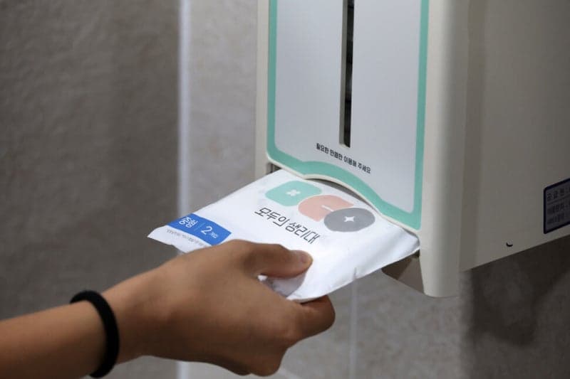 오늘부터 공공시설 무료 생리대 비치…"급할 때 꺼내가세요"