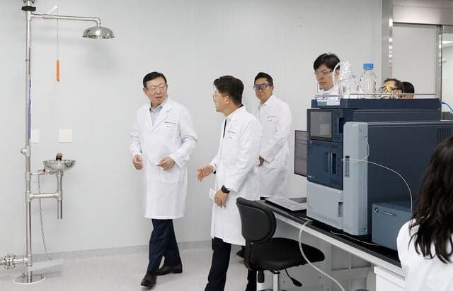 신동빈 롯데 회장, 송도 바이오로직스 현장 경영…"바이오는 롯데 도약 이끌 핵심 사업군"