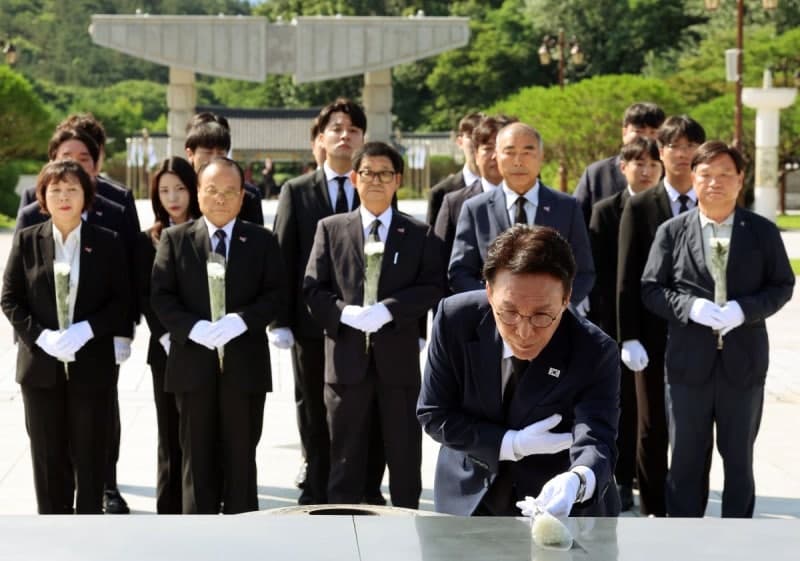 김민석, 5·18 민주묘지 참배 후 "이제 5·18이 역사를 넘어 미래"…광주 전일빌딩서 당대표 출마 선언