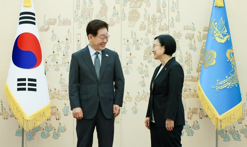 이 대통령, 한 총리와 첫 주례회동…"전권 갖고 국정 전반 혁신 이끌어 달라"