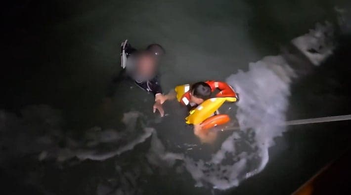 무안 탄도 인근 해상서 레저보트 전복…1명 구조 1명 실종, 해경 이틀째 수색