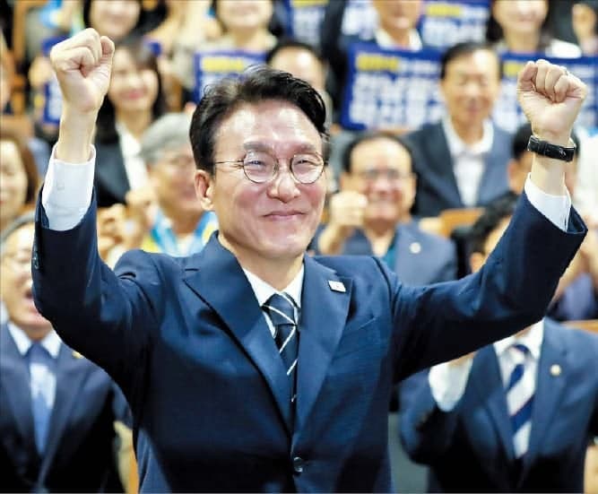 김민석, 정청래 때리며 출마 선언…친청 “金, 계엄해제때 왜 안왔나”