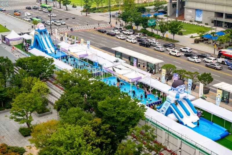 광화문광장, '서울썸머비치'로 역대 최대 규모 도심 속 피서지 변신