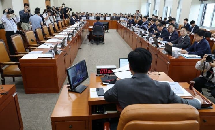 '국힘 불참' 재경위, 반쪽 활동 개시…조승래 "9일까지 간사 정해야"