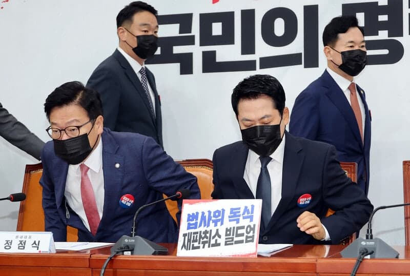 오늘부터 허위·조작 정보 최대 5배 배상… 야당 "국민 입틀막법" 반발