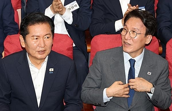 민주당 당권 경쟁, '자기정치'·'계엄 표결' 충돌