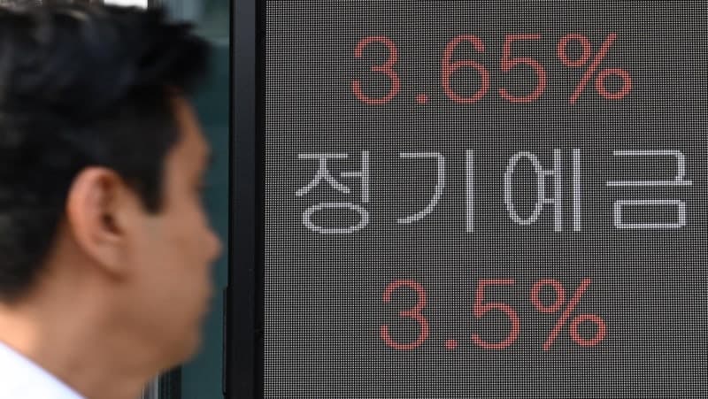 저축은행 '고금리 예금' 줄줄이 내놓는다…연 4% 육박, 퇴직연금 4.82%도 등장