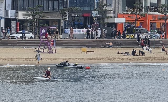 "커피 마시러 갔는데" 광안리 백사장 수상오토바이 진입 40대 적발