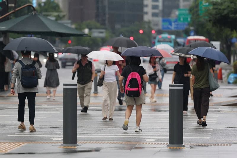 전국 장맛비 최고 200㎜ 폭우, 무더위 동반
