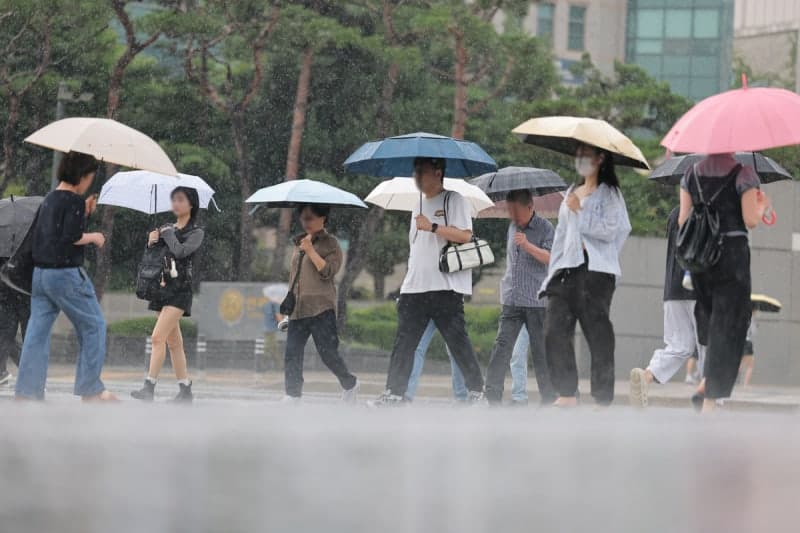 전국에 장맛비…수도권·충청 최대 200㎜ 이상 폭우, 낮 최고 35도 무더위