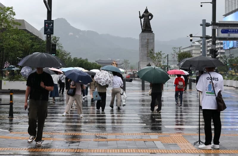 전국 폭우·폭염 동시 기승, 장마전선 영향 지속