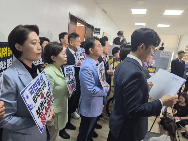 與 "국회 공전 없어야" vs 野 "법사위원장 균형 맞춰야"