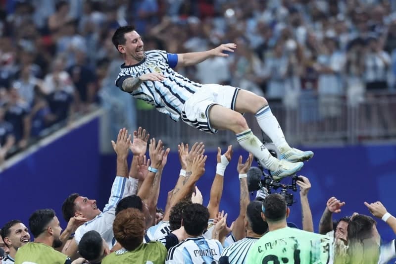 메시, PK 실축 딛고 대역전승…아르헨 8강 진출