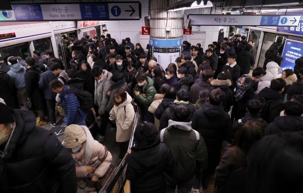 서울 지하철 1호선 창동~신이문 구간 단전…출근길 열차 운행 '차질'