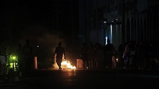 쿠바, 대정전 이틀 만에 전력망 복구…아바나 시위 속 "추가 정전 가능성 있어"